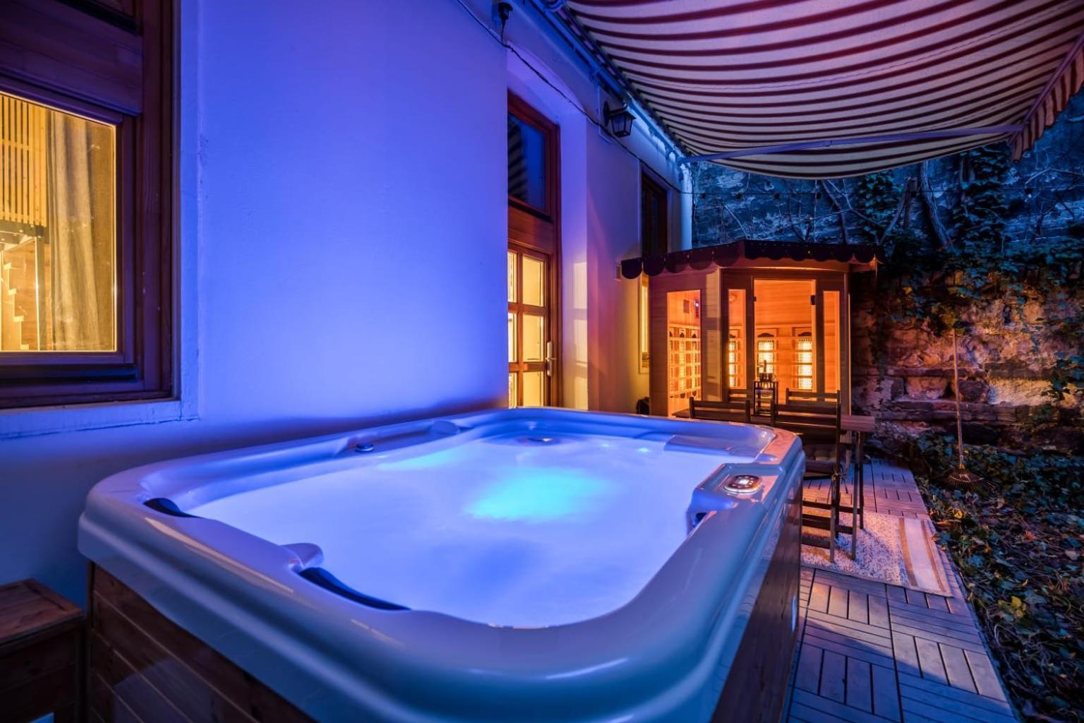Wellness Wonderland Garden, Sauna, Jacuzzi In Cbd * Boedapest